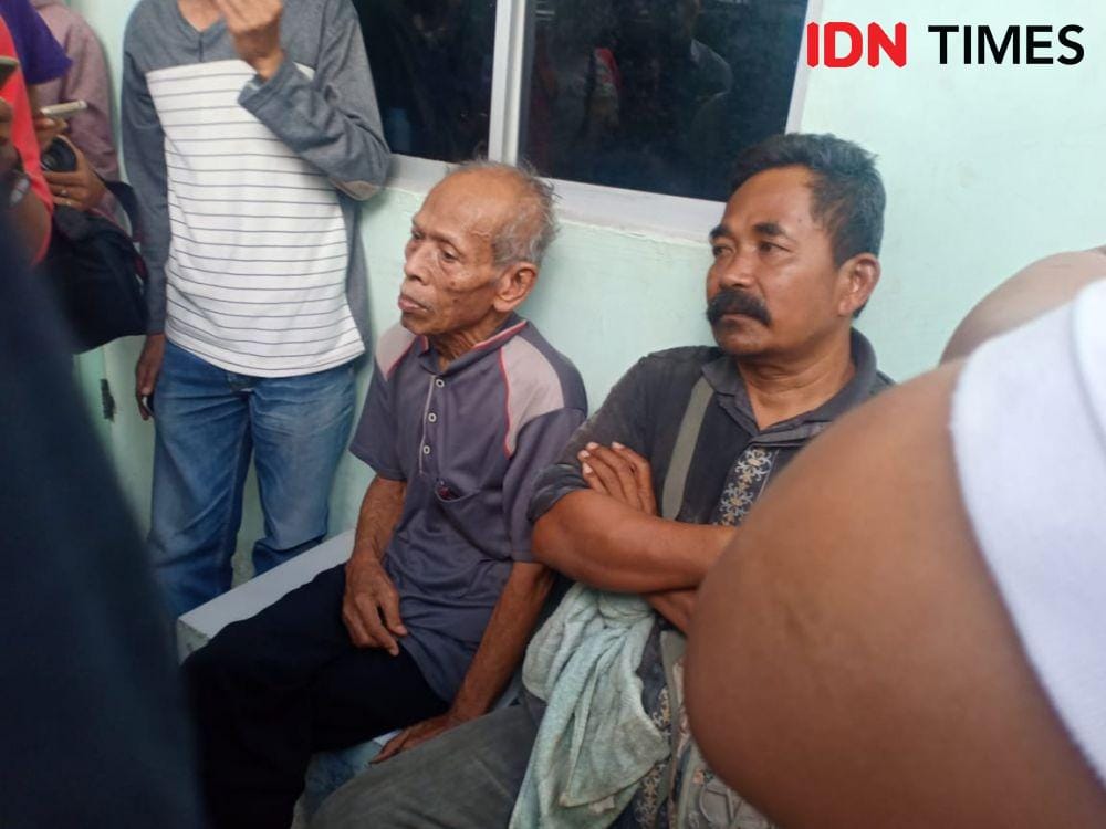Keluarga dan rekan korban yang tewas tersengat listrik (IDN Times/Gideon Aritonang)