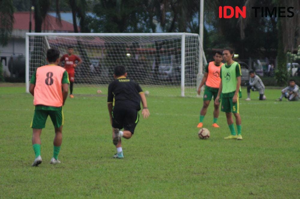 Latihan Karo United jelang lawan PSLS di Stadion Mini USU (IDN Times/Hasudungan)