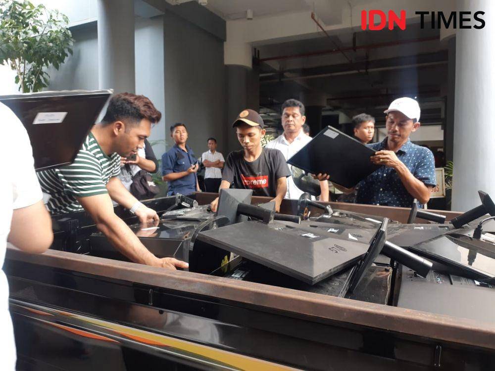 Barang bukti kasus pembobolan kartu kredit yang disita polisi. IDN Times/Ardiansyah Fajar