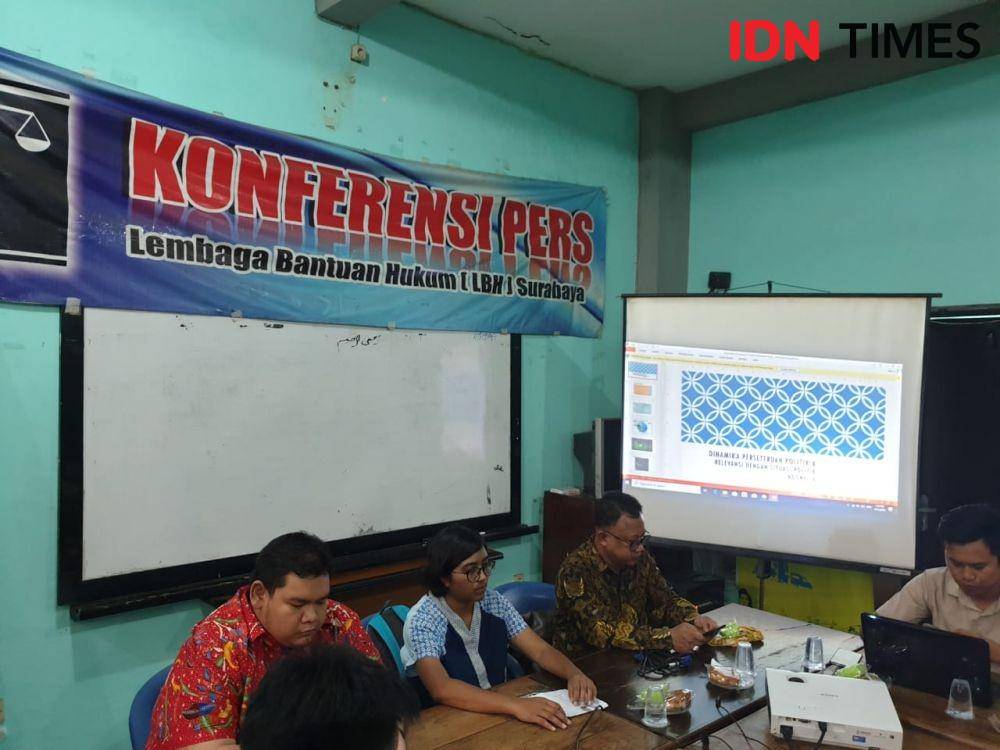 Dari kiri ke kanan: Direktur LBH Surabaya Wachid Habibullah, Ketua YLBHI Asfinawati, dan Komisioner Komnas HAM Choirul Anam saat diskusi situasi HAM terkini di LBH Surabaya, Selasa (3/12). IDN Times/Vanny El Rahman.