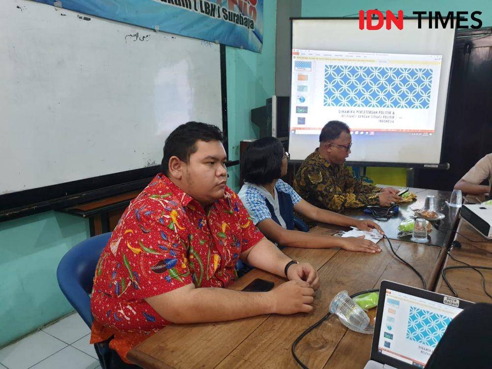 (Foto hanya ilustrasi) Dari kiri ke kanan: Direktur LBH Surabaya Wachid Habibullah, Ketua YLBHI Asfinawati, dan Komisioner Komnas HAM Choirul Anam saat diskusi situasi HAM terkini di LBH Surabaya, Selasa (3/12). IDN Times/Vanny El Rahman.