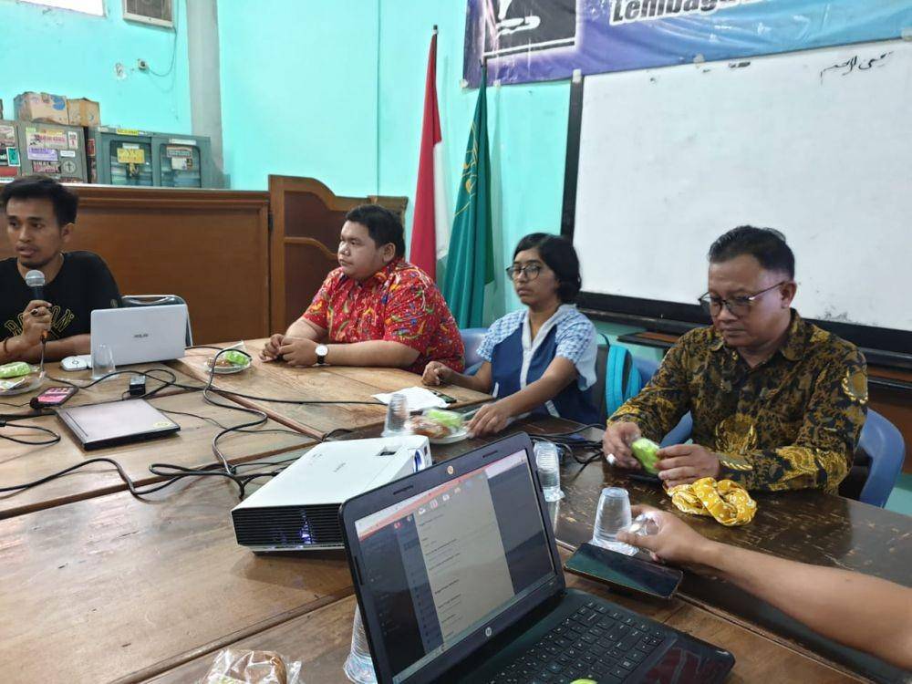 (Foto hanya ilustrasi) Dari kiri ke kanan: Direktur LBH Surabaya Wachid Habibullah, Ketua YLBHI Asfinawati, dan Komisioner Komnas HAM Choirul Anam saat diskusi situasi HAM terkini di LBH Surabaya, Selasa (3/12). IDN Times/Vanny El Rahman.