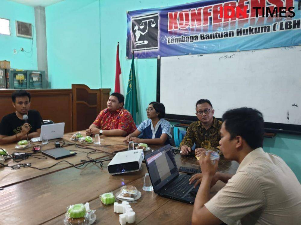 Dari kiri ke kanan: Direktur LBH Surabaya Wachid Habibullah, Ketua YLBHI Asfinawati, dan Komisioner Komnas HAM Choirul Anam saat diskusi situasi HAM terkini di LBH Surabaya, Selasa (3/12). IDN Times/Vanny El Rahman.