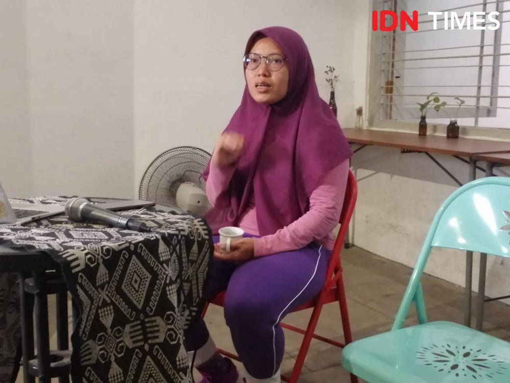 Yuli Riswati saat melakukan konferensi pers di kantor AJI Surabaya, Selasa (3/12). IDN Times Fitria Madia