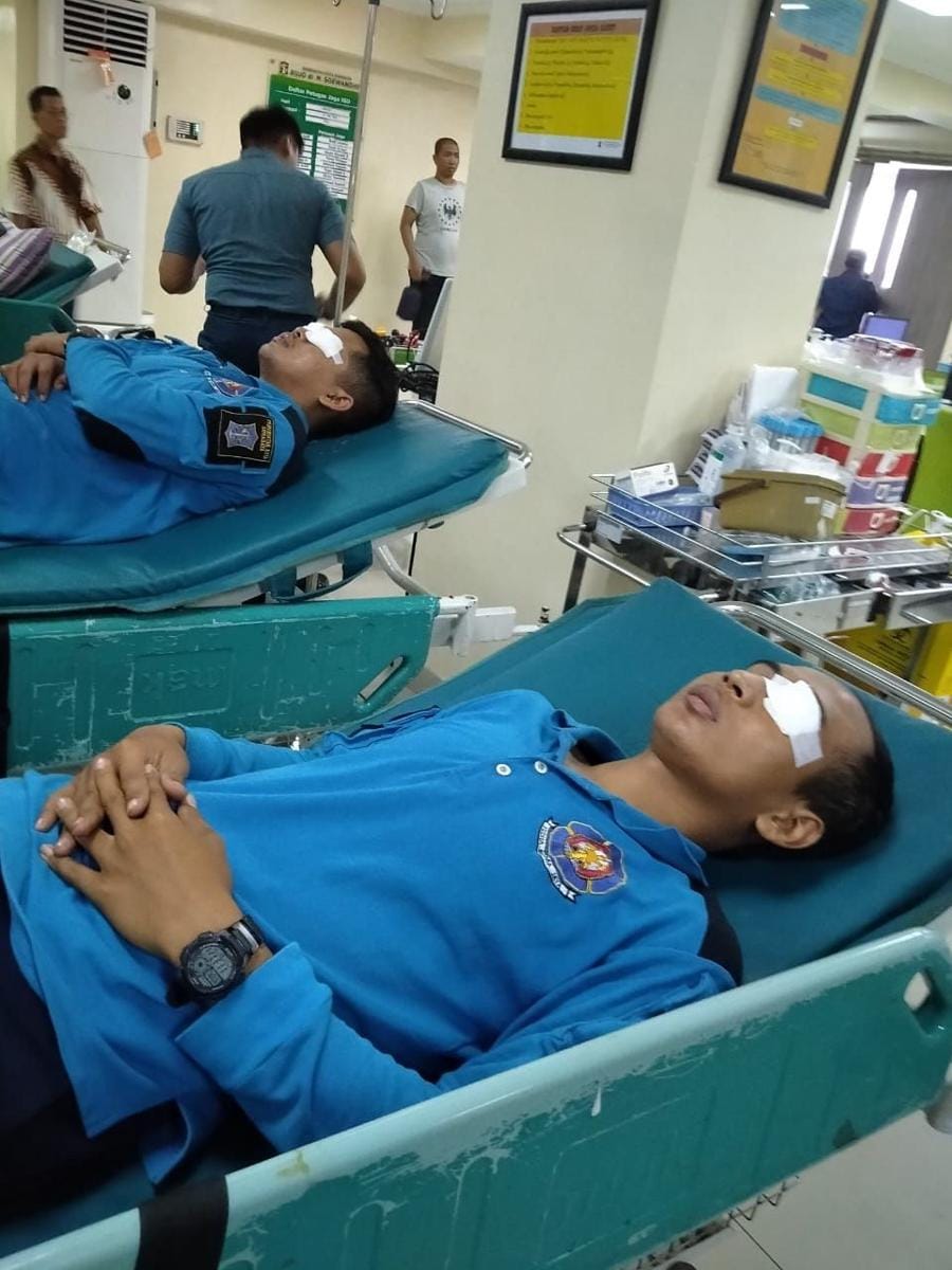 Dua orang petugas Damkar dilarikan ke rumah sakit usai disemprot tawon ndas. Dok.IDN Times/Istimewa