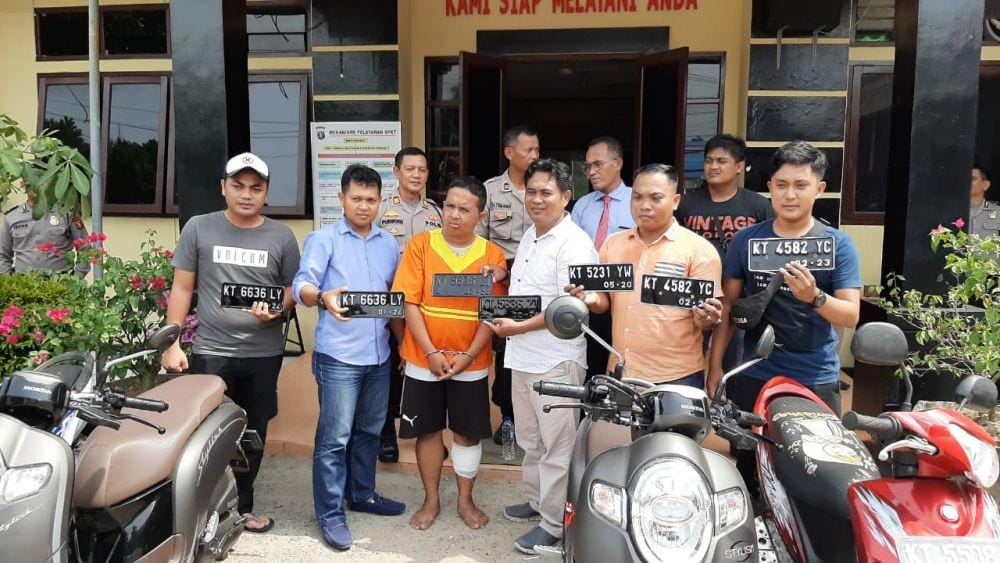 Jajaran Polsek Balikpapan Timur menggelar konferensi pers kasus curnamor dengan tersangka Agung Subekti, Selasa (3/12). IDN Times/Surya Aditya