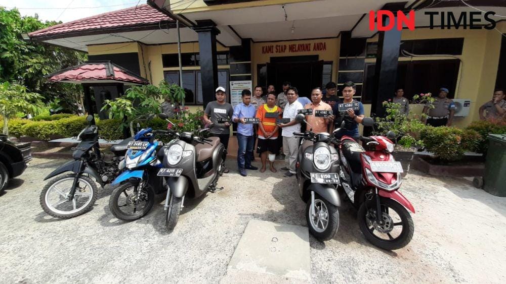 Jajaran Polsek Balikpapan Timur menunjukan sepeda motor yang dicuri Agung Subekti. IDN Times/Surya Aditya