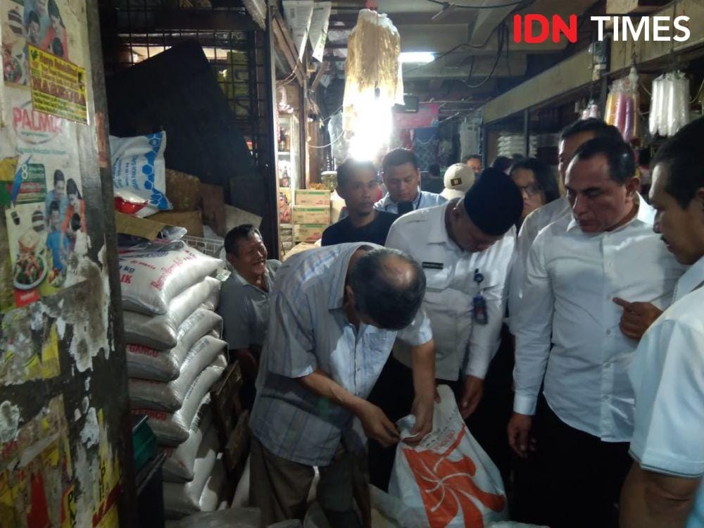 Gubernur Sumut Edy Rahmayadi saat melakukan peninjauan di pasar tradisional di Kota Medan (IDN Times/Prayugo utomo)
