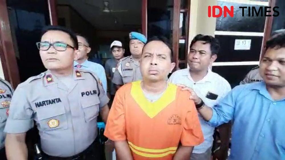 Kapolsek Balikpapan Timur, Kompol FX Hartanta (kiri), mendampingi tersangka curnamor, Agung Subekti. IDN Times/Surya Aditya
