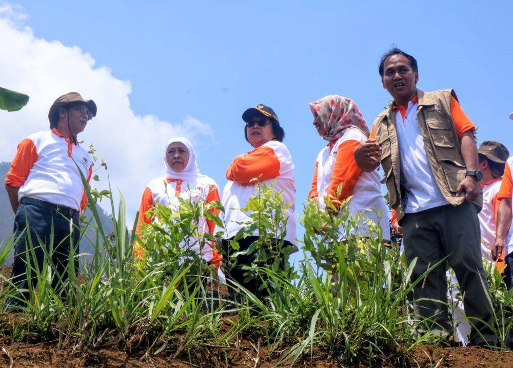 Menteri LHK, Siti Nurbaya Bakar (berkacamata hitam) saat melakukan peninjauan kawasan UPSA di Kota Batu, Kamis (5/12/2019). IDN Times/ Alfi Ramadana