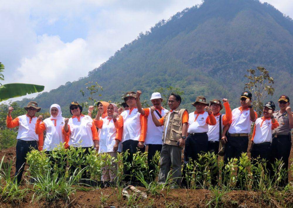 Menteri LHK saat melakukan peninjauan kawasan UPSA kota Batu, Kamis (5/12/2019). IDN Times/ Alfi Ramadana