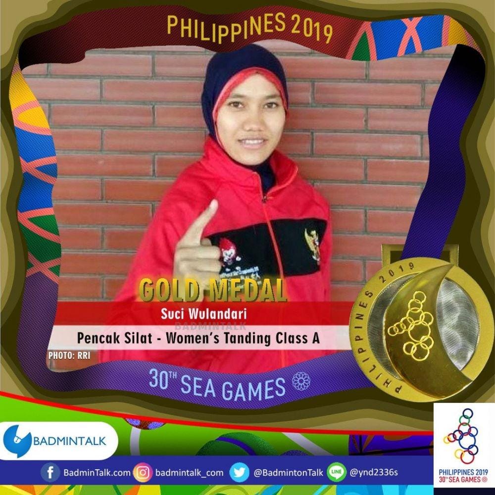 Suci Wulandari dapat medali emas pertama bagi pencak silat. Twitter/@BadmintonTalk