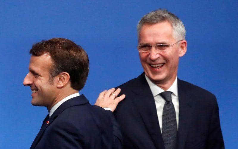 Presiden Prancis Emmanuel Macron dan Sekjen NATO Jens Stoltenberg saling menyapa dalam KTT NATO di Watford, Inggris, pada 4 Desember 2019. ANTARA FOTO/REUTERS/Christian Hartamann/Pool