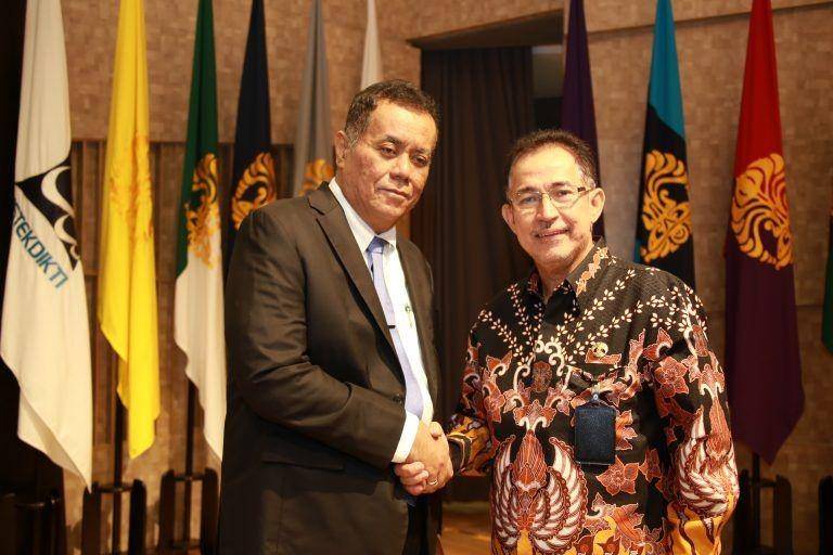 Rektor Universitas Indonesia Prof SE, MA, PHd Ari Kuncoro (kiri). (ui.ac.id)