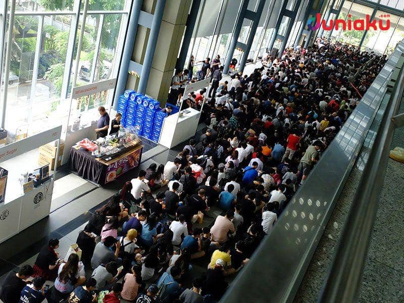 Antrian masuk pagi hari sebelum pintu dibuka. duniaku.com/Elvira Maris Chandra