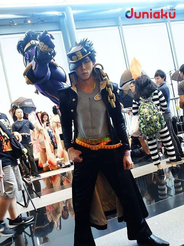 Cosplayer yang menampilkan karakter Kujo Jotaro dari JoJo's Bizarre Adventure, lengkap dengan Star Platinum. duniaku.com/Elvira Maris Chandra