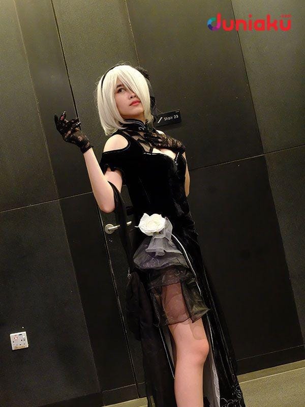 Cosplayer yang menampilkan kostum 2B dari Nier: Automata, dengan kostum dimodifikasi. duniaku.com/Elvira Maris Chandra