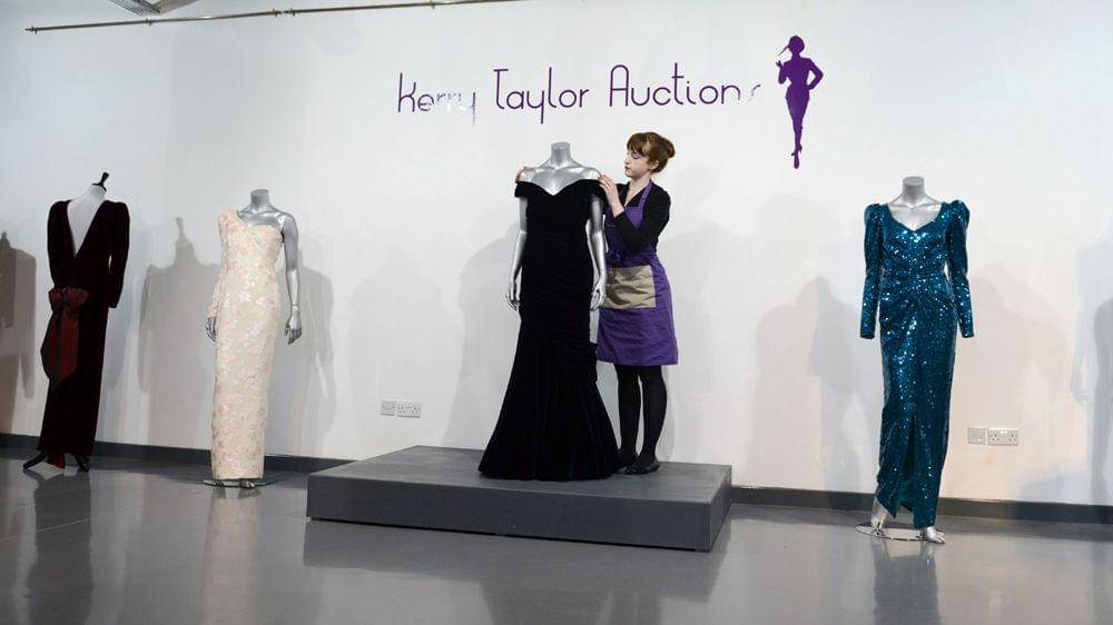 Gaun velvet biru yang dikenakan Putri Diana saat berdansa dengan John Travolta dipajang di Kerry Taylor Auctions. Intercontinental News/Getty Image