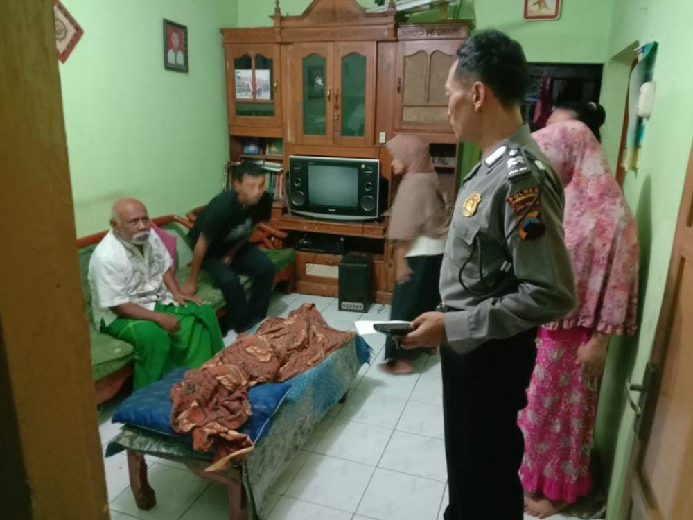Anggota Polsek Kalimanah meminta keterangan dokter RS Harapan Ibu Purbalingga terkait kematian jenazah balita Desa Blater, Kalimanah, Purbalingga, Senin (2/12). Dok IDN Times