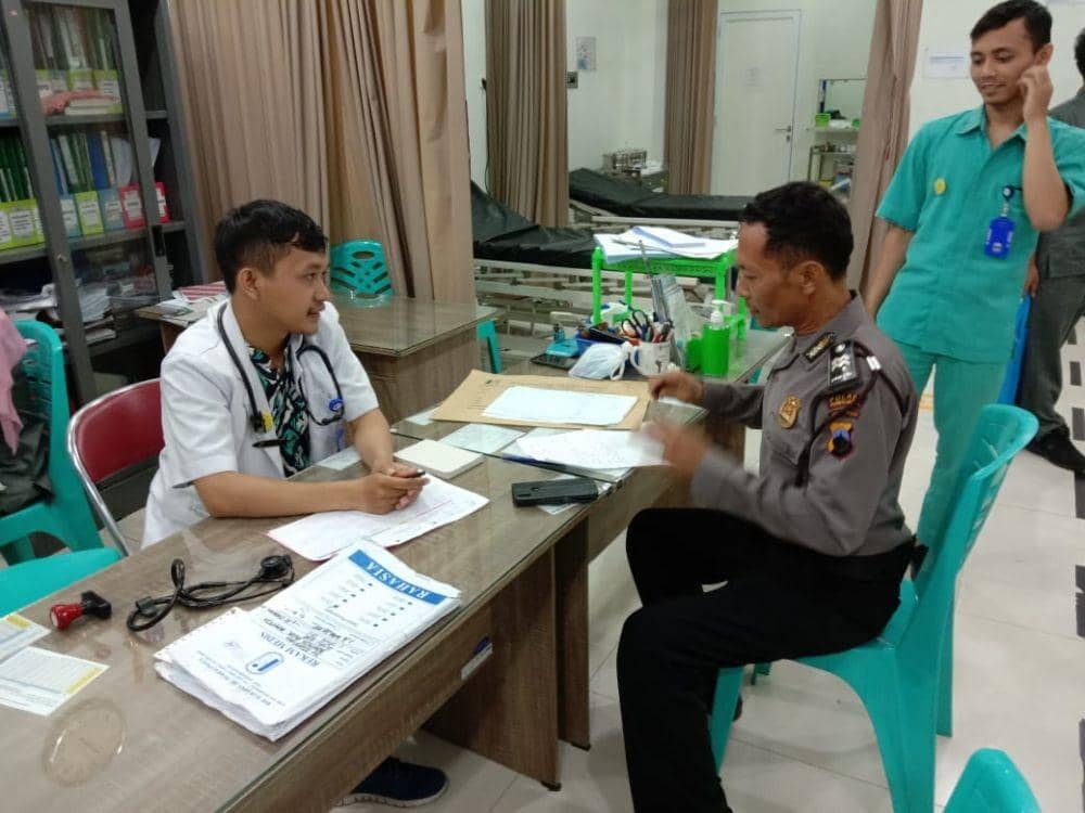 Anggota Polsek Kalimanah meminta keterangan dokter RS Harapan Ibu Purbalingga terkait kematian jenazah balita Desa Blater, Kalimanah, Purbalingga, Senin (2/12).. Dok IDN Times