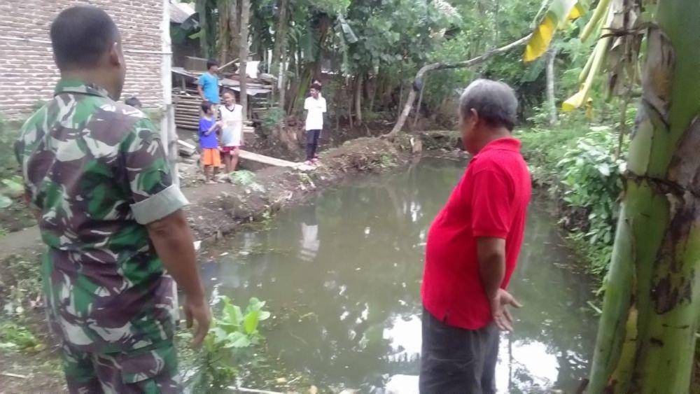 Warga Blater bersama Babinsa Desa Blater memeriksa kolam di mana dua balita ditemukan tewas, Senin (2/12). Doc IDN Times