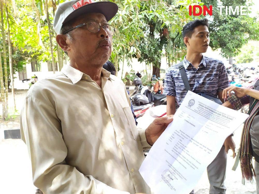 Warga Bokoharjo saat menunjukan surat undangan sosialisasi Tol Solo-Yogyakarta pada Rabu (4/12).  IDN Times/Siti Umaiyah