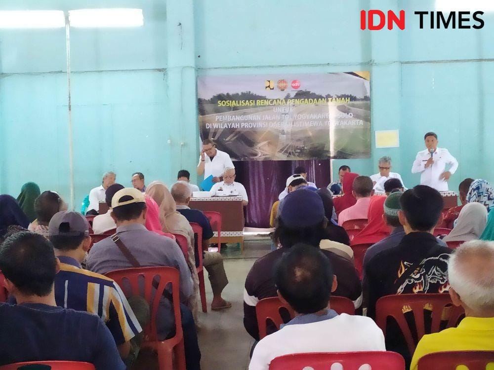 Warga Bokoharjo saat mengikuti sosialisasi Tol solo-Yogyakarta pada Rabu (4/12). IDN Times/Siti Umaiyah