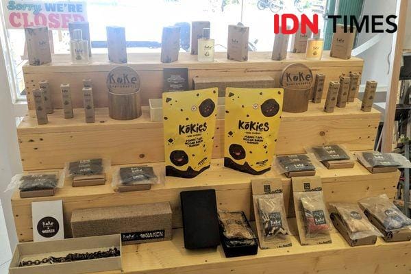 Display berbagai produk di store Koke - IDN Times/Rijalu Ahimsa