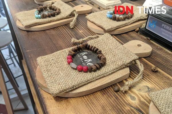 Gelang kopi, salah satu produk andalan Koke - IDN Times/Rijalu Ahimsa