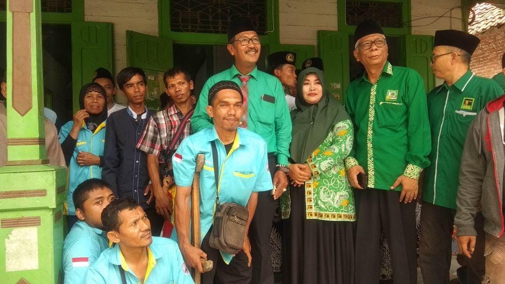 Bacabup Lamongan Suhandoyo dan puluhan penyandang disabilitas saat mendaftar ke PPP. IDN Times/Imron
