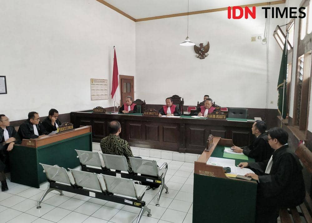 (terdakwa penggelapan aset PD Pasar Bermartabat, Andri Salman) IDN Times/Azzis Zulkhairil