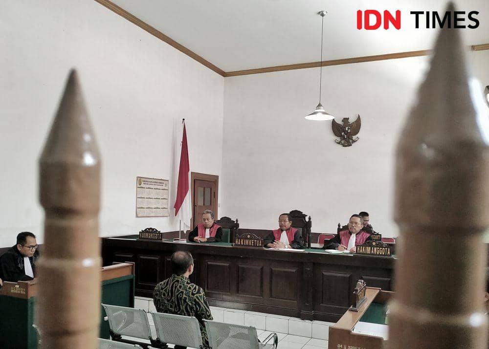 (terdakwa penggelapan aset PD Pasar Bermartabat, Andri Salman) IDN Times/Azzis Zulkhairil