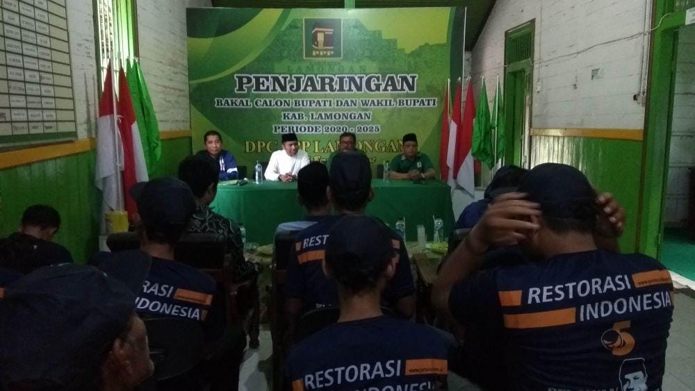 Ketua DPC Nasdem Lamongan Kaharuddin dan sejumlah relawan saat mendaftar Bacabup PPP. IDN Times/Imron