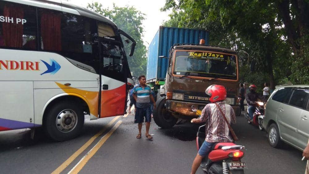 Bus dan truk petikemas terlibat kecelakaaan di jalur Nasional Surabaya-Semarang. IDN Times/Imron