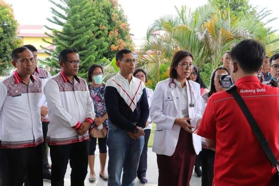 Bupati Simalungun JR Saragih meninjau pasien difteri di Simalungun (Dok.IDN Times/istimewa)