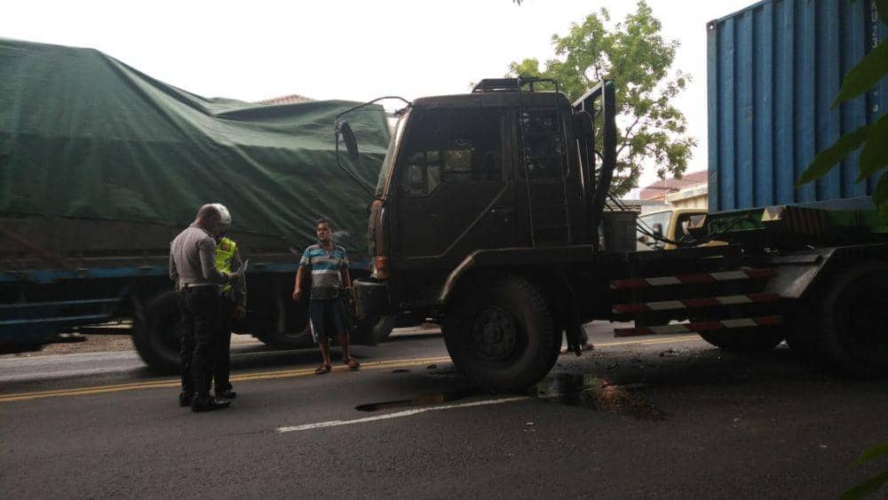 Bus dan truk petikemas terlibat kecelakaaan di jalur Nasional Surabaya-Semarang. IDN Times/Imron