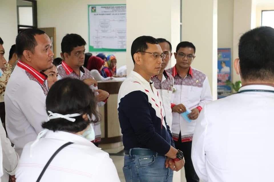 Bupati Simalungun JR Saragih meninjau pasien difteri di Simalungun (Dok.IDN Times/istimewa)