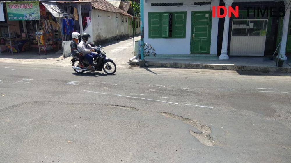 Lokaksi kejadian laka lantas truk tangki BBM dengan sepeda motor. IDN Times/Daruwaskita