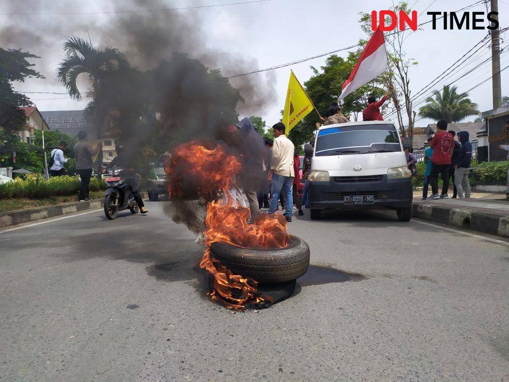 Mahasiswa hukum demo di depan PN Samarinda (IDN Times/Yuda Almerio)