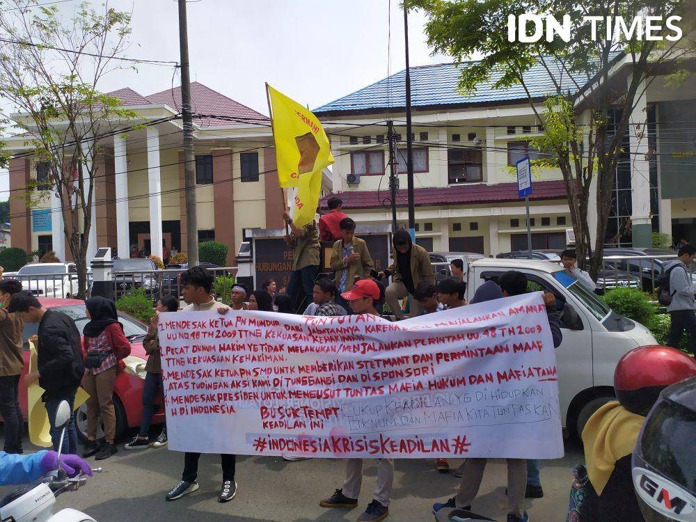 Mahasiswa hukum demo di depan PN Samarinda (IDN Times/Yuda Almerio)