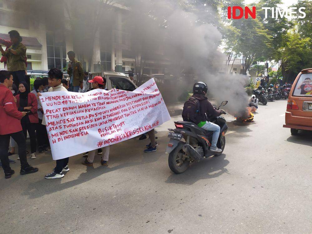 Mahasiswa hukum demo di depan PN Samarinda (IDN Times/Yuda Almerio)