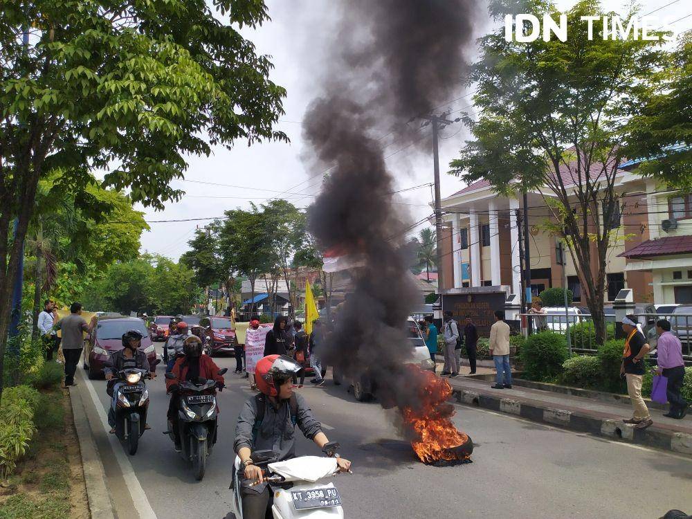Demonstrasi mahasiswa di depan PN Samarinda (IDN Times/Yuda Almerio)