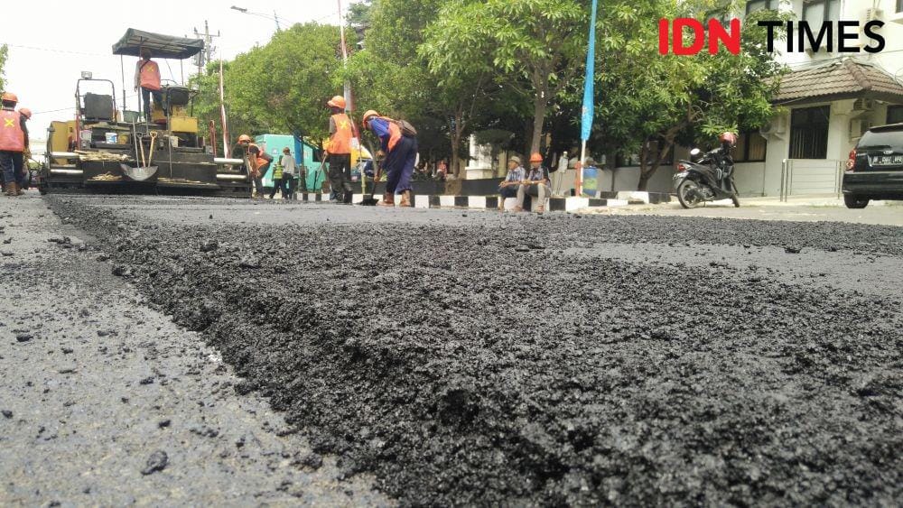 Pemerintah Kota Pemkot Tegal gunakan aspal campuran sampah plastik untuk memperbaiki jalan yang rusak. IDN Times/Haikal Adithya