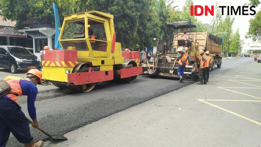 Pemerintah Kota Pemkot Tegal gunakan aspal campuran sampah plastik untuk memperbaiki jalan yang rusak. IDN Times/Haikal Adithya