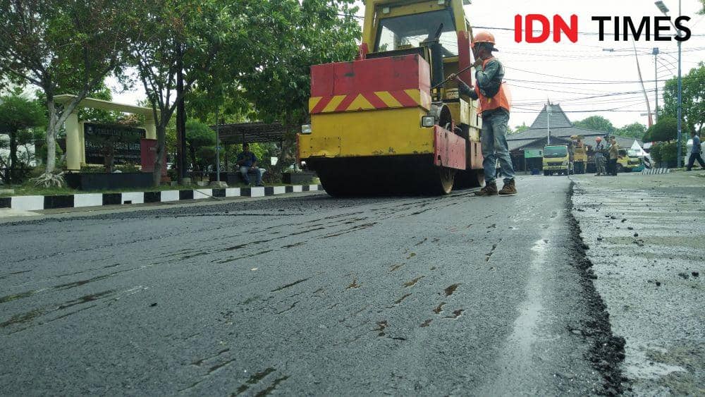 Pemerintah Kota Pemkot Tegal gunakan aspal campuran sampah plastik untuk memperbaiki jalan yang rusak. IDN Times/Haikal Adithya