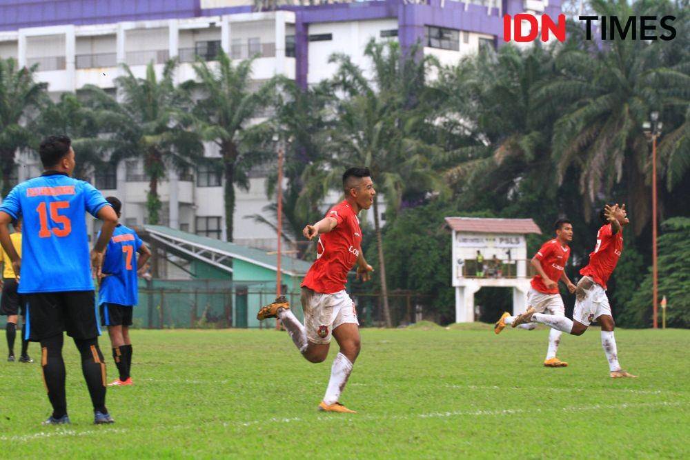 Gelandang Karo United Kardinata Tarigan mencetak gol penentu kemenangan atas PSLS Lhokseumawe di Stadion USU Medan (IDN Times/Arifin Al Alamudi)