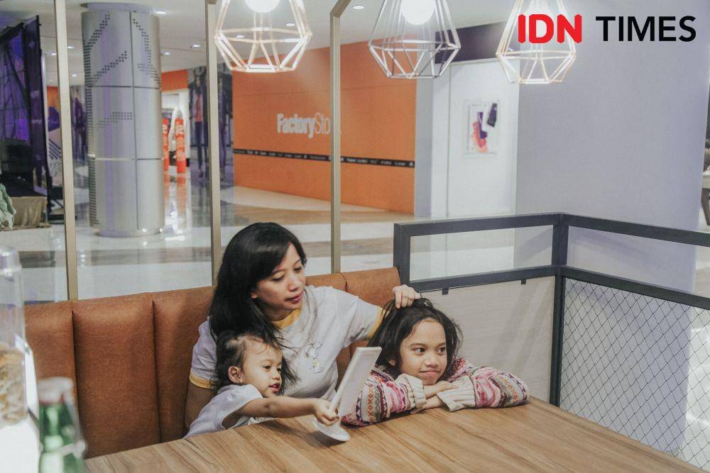 Citra Mustikha bersama kedua anaknya di Marvell CIty pada Selasa (3/12). IDN Times/Prila Arofani