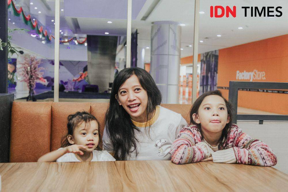 Citra Mustikha bersama kedua anaknya di Marvell CIty pada Selasa (3/12). IDN Times/Prila Arofani
