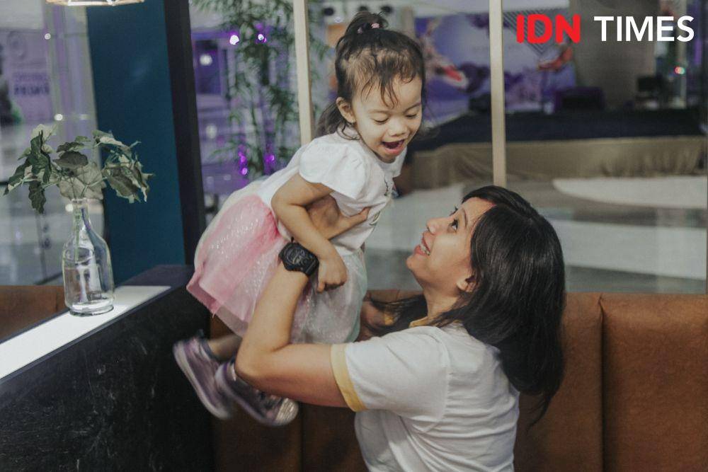 Citra Mustikha bersama anaknya di Marvell CIty pada Selasa (3/12). IDN Times/Prila Arofani
