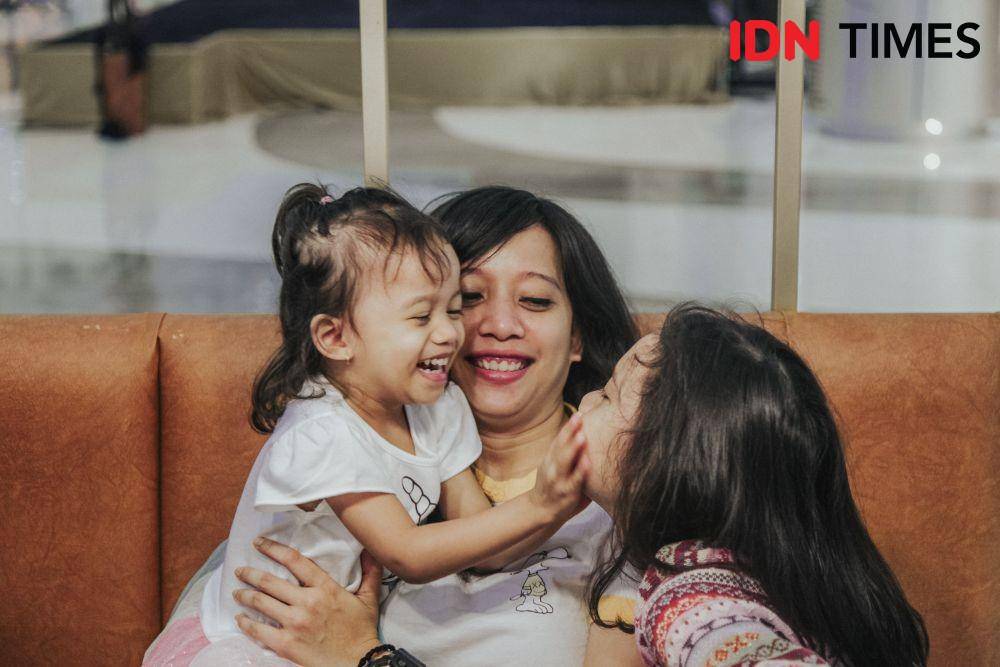 Citra Mustikha bersama kedua anaknya di Marvell CIty pada Selasa (3/12). IDN Times/Prila Arofani